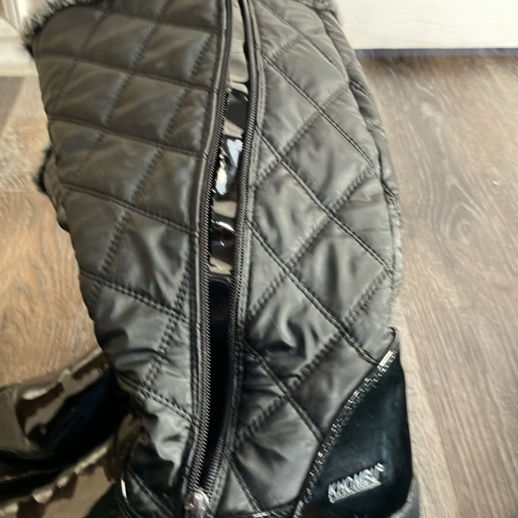 Winter boots. Size 9, black with black and grey faux fur lining - Picture 6 of 7